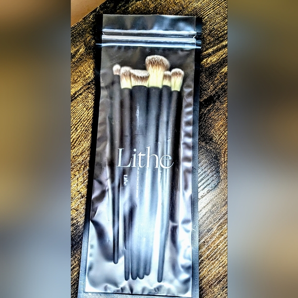 5/75$ LITHE BEAUTY Everyday Brush Set - Picture 7 of 7